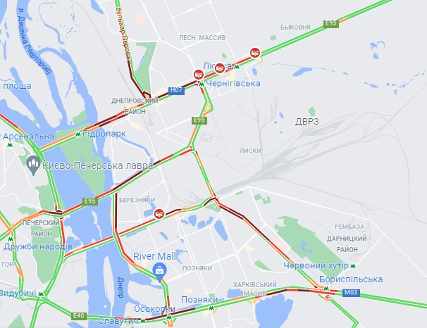 Київ зранку зупинився в заторах: де ускладнений рух